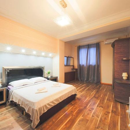Апартаменти 4-Кімнатні В Центрі Києва М. Хрещатик Kiev Esterno foto